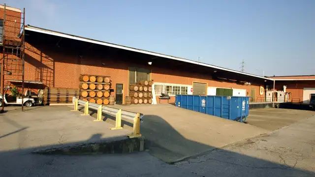 WAREHOUSE Complex w/ Office :: FOR LEASE
